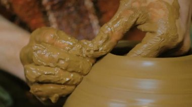 Atölyede çalışan profesyonel erkek çömlekçi.