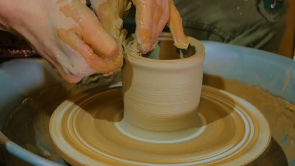 Taza de alfarero masculino profesional en taller de cerámica — Vídeo de stock