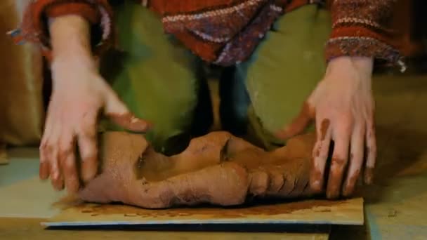 Profesyonel erkek potter kil çömlek atölyesinde kneads — Stok video