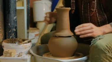 Atölyede çalışan profesyonel erkek çömlekçi.