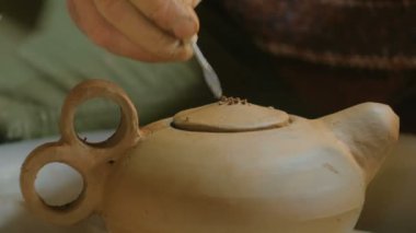 Atölyede çalışan profesyonel erkek çömlekçi.