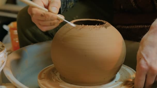 Profi-Töpfer schnitzt Becher mit Spezialwerkzeug in Töpferei — Stockvideo