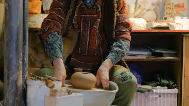 Szakmai male fotter working in workshop, stúdió — Stock videók