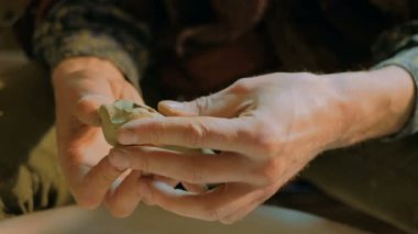 Seramik atölyesinde profesyonel potter yapım düdük