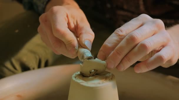 Profi-Töpfer schnitzt Becher mit Spezialwerkzeug in Töpferei — Stockvideo