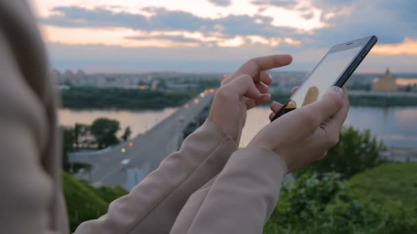 Gün batımından sonra şehirde Smartphone kullanan kadın — Stok video