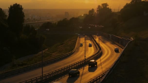 Gün batımında yolda şehir trafik — Stok video