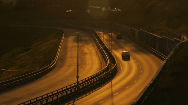 Gün batımında yolda şehir trafik — Stok video