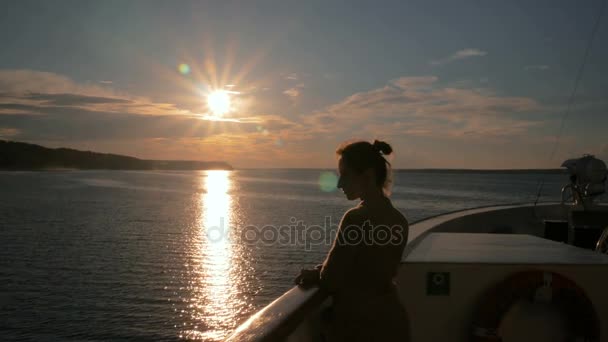 Femme admirant coucher de soleil du pont du bateau de croisière — Video