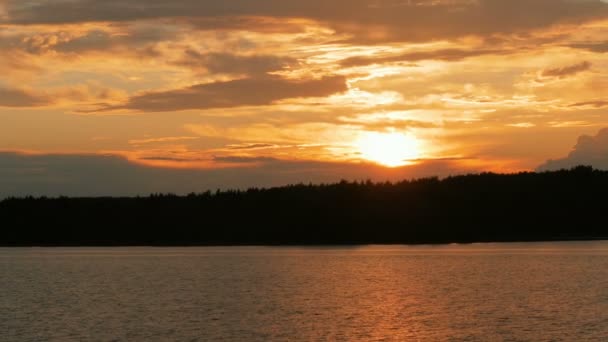 Puesta de sol dorada en el río — Vídeo de stock