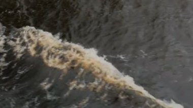 Cruise liner dalgalardan