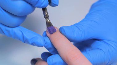 Kadın tırnak tırnak cilası uygulayarak profesyonel güzellik uzmanı