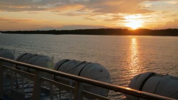 Coucher de soleil doré sur la rivière — Video