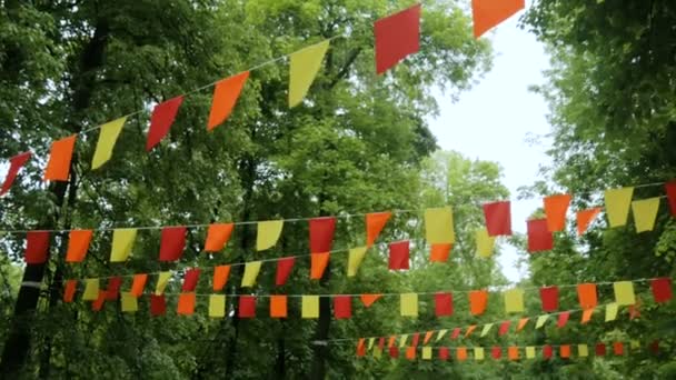 Guirnaldas decorativas de coloridas banderas rectangulares — Vídeo de stock