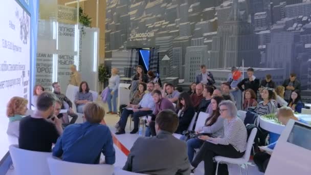 Gente discutiendo juntos sobre la renovación en conferencia durante la exposición — Vídeo de stock