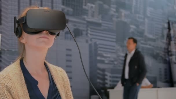 Ung kvinde ved hjælp af virtual reality briller – Stock-video