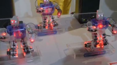 İnsansı robot Robotik Show'da dans