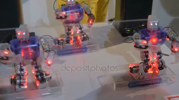 Humanoidní robot tančí na robotické show — Stock video