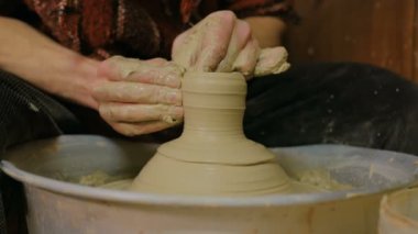 Atölyede çalışan profesyonel erkek çömlekçi..