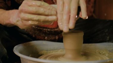 Atölyede çalışan profesyonel erkek çömlekçi..