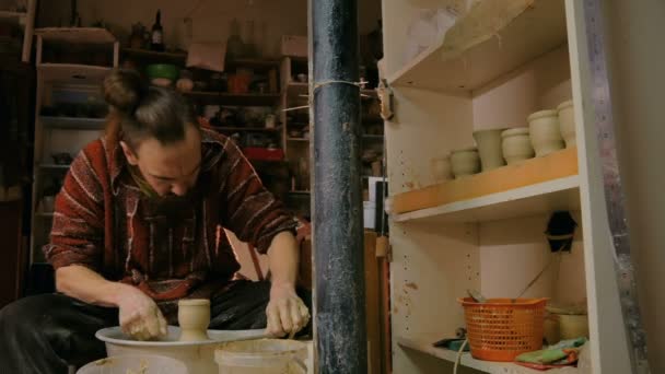 工房、スタジオで働くプロの男性陶芸家. — ストック動画