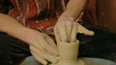 Atölyede çalışan profesyonel erkek çömlekçi.