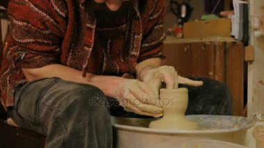 Atölyede çalışan profesyonel erkek çömlekçi.