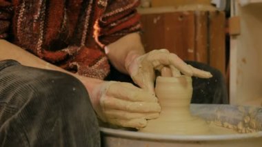 Atölyede çalışan profesyonel erkek çömlekçi.