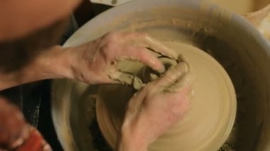 Atölyede çalışan profesyonel erkek çömlekçi.