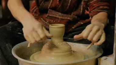 Atölyede çalışan profesyonel erkek çömlekçi.