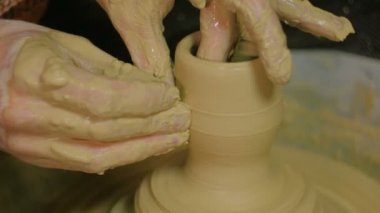 Profesyonel erkek çömlekçi atölyesinde seramik yapma