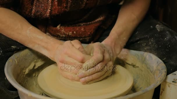 Professionele mannelijke pottenbakker aan het werk in workshop — Stockvideo