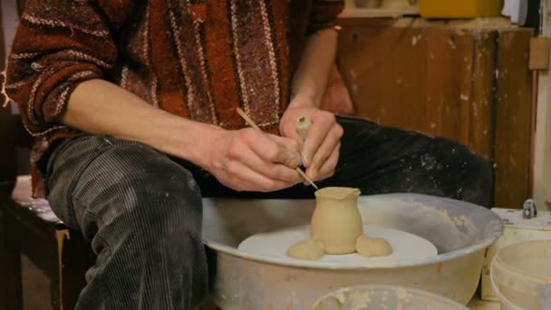 Szakmai fazekas formázó bögre speciális szerszámmal kerámia műhelyben — Stock videók