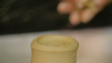 Çömlek atölyesinde özel aletli profesyonel çömlekçi oyma kupası