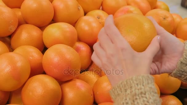 Woman buying fresh grapefruits at grocery store — Stock Video