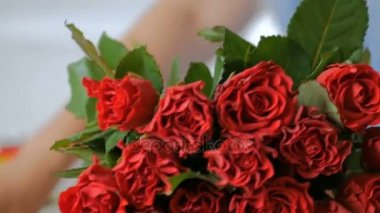 Stüdyoda çiçeklerle çalışan profesyonel bir çiçekçi.