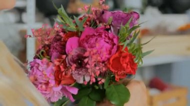 Çiçekçide güzel çiçek yapan profesyonel bir çiçekçi.