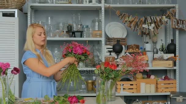 Professionelle Floristin macht florale Hochzeitskomposition im Blumenladen — Stockvideo