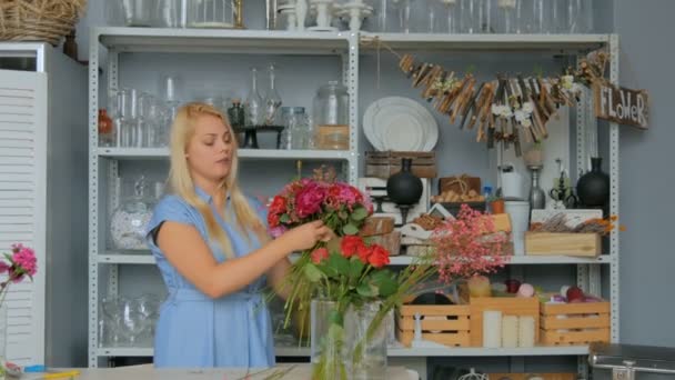 Floristería profesional haciendo hermoso ramo en la tienda de flores — Vídeos de Stock