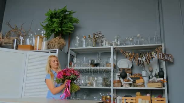 Professional florist holding and checking bouquet at studio — Stock Video