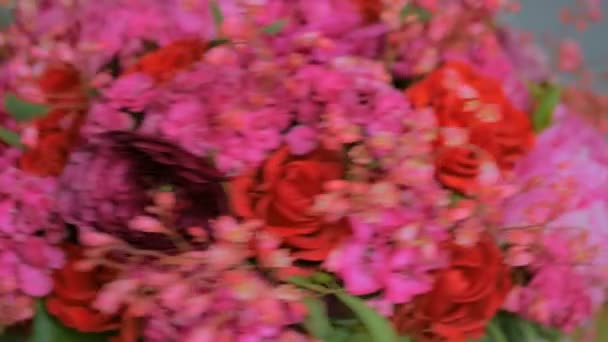 Hermoso ramo de boda en el taller, tienda de flores — Vídeo de stock