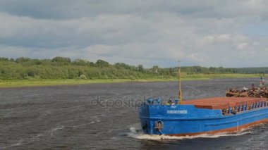 Nehir mavna çöp ile yüklü