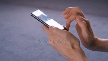 Odaya Smartphone kullanan adam