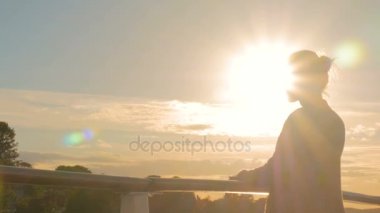 Günbatımı cruise gemi güverte üzerinden hayran kadın