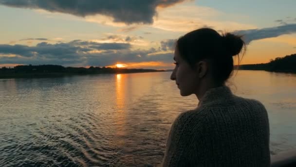 Mujer admirando la puesta de sol desde la cubierta del crucero — Vídeos de Stock