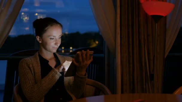 Γυναίκα χρησιμοποιώντας ψηφιακή δισκίο συσκευή υπολογιστή στην καφετέρια — Αρχείο Βίντεο