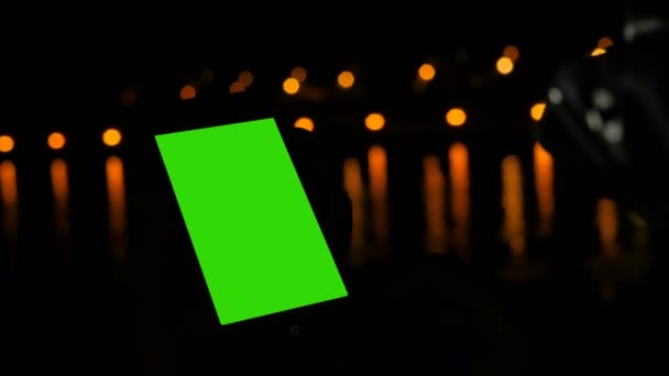 Donna che utilizza smartphone con schermo verde sul ponte della nave da crociera di notte — Video Stock