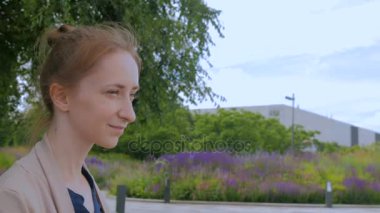 Genç kadın parkta etrafa