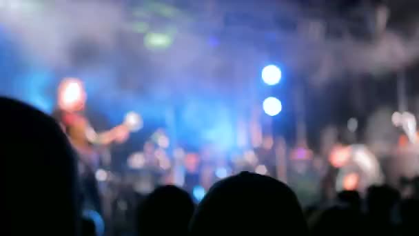 Mãos irreconhecíveis silhueta gravação de vídeo de concerto de música com smartphone — Vídeo de Stock