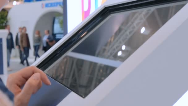 Donna che utilizza display touchscreen interattivo alla mostra urbana — Video Stock